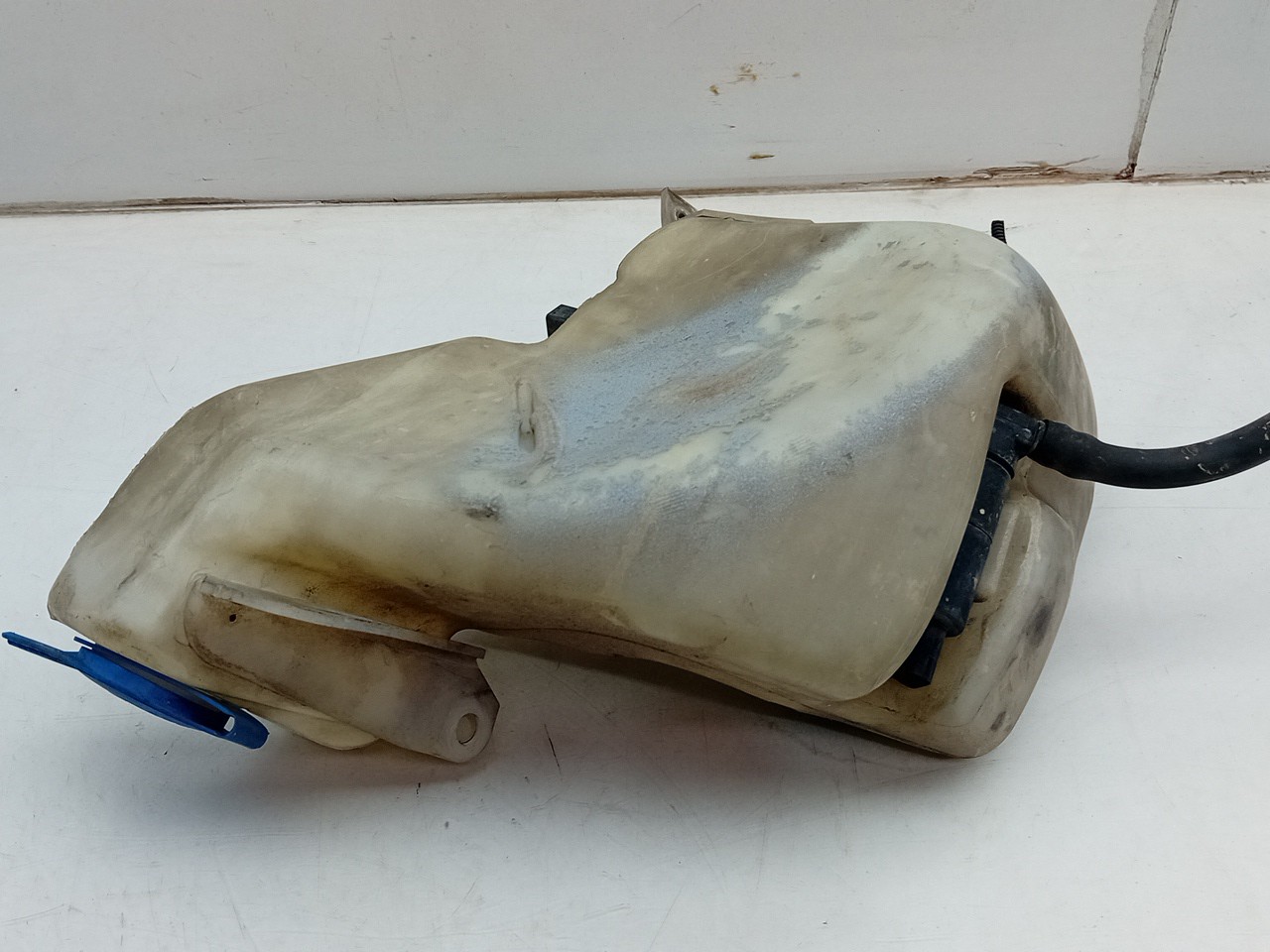 Windshield washer tank AUDI A6 Avant (4B5, C5) Imagem-2