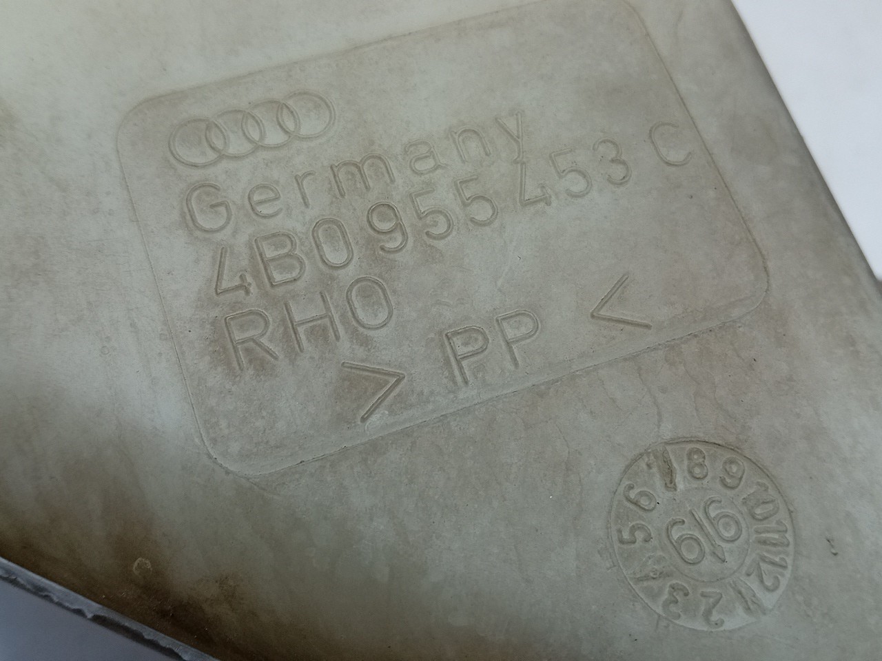 Windshield washer tank AUDI A6 Avant (4B5, C5) Imagem-4