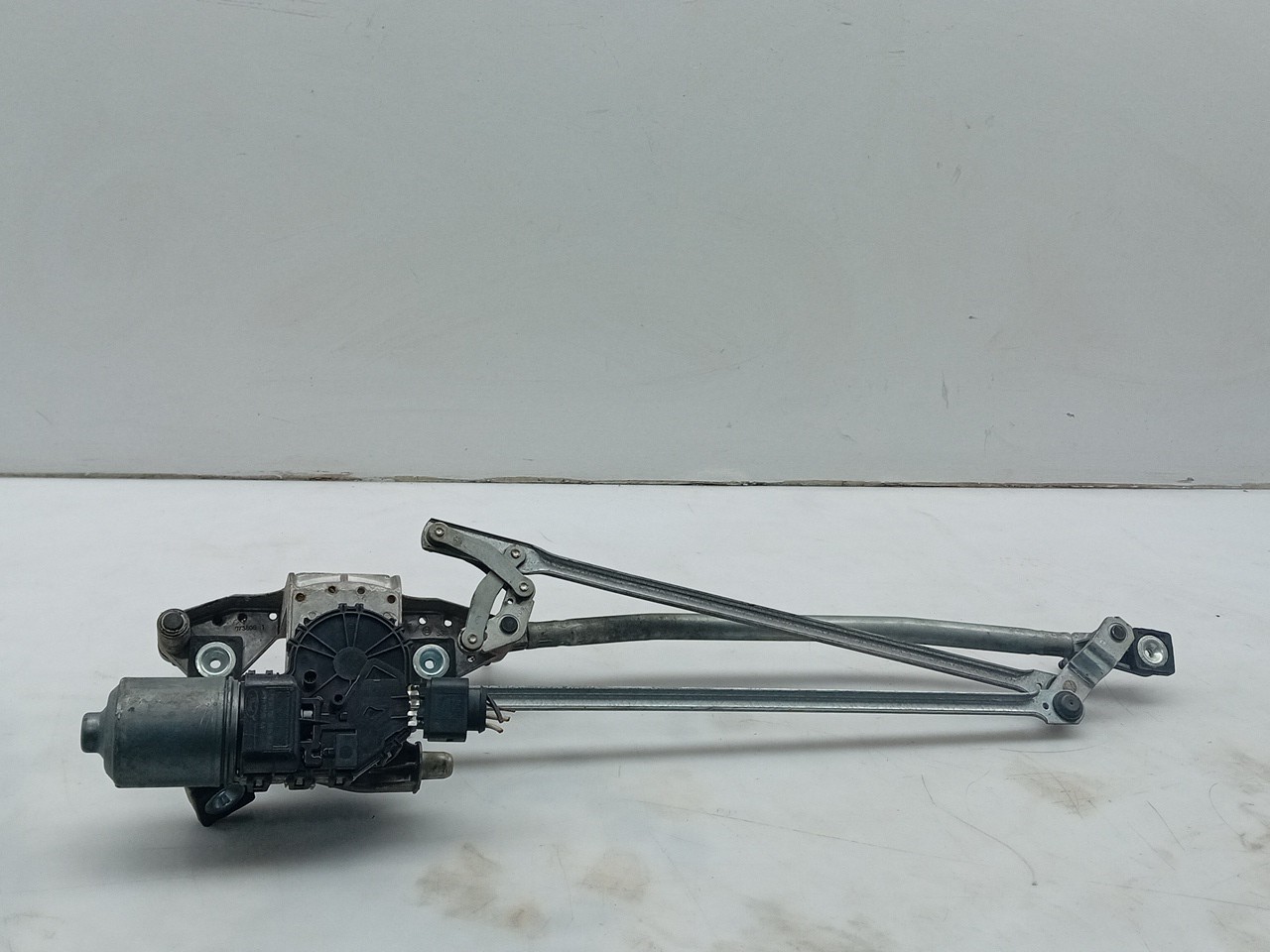 Essuie-glace moteur avant