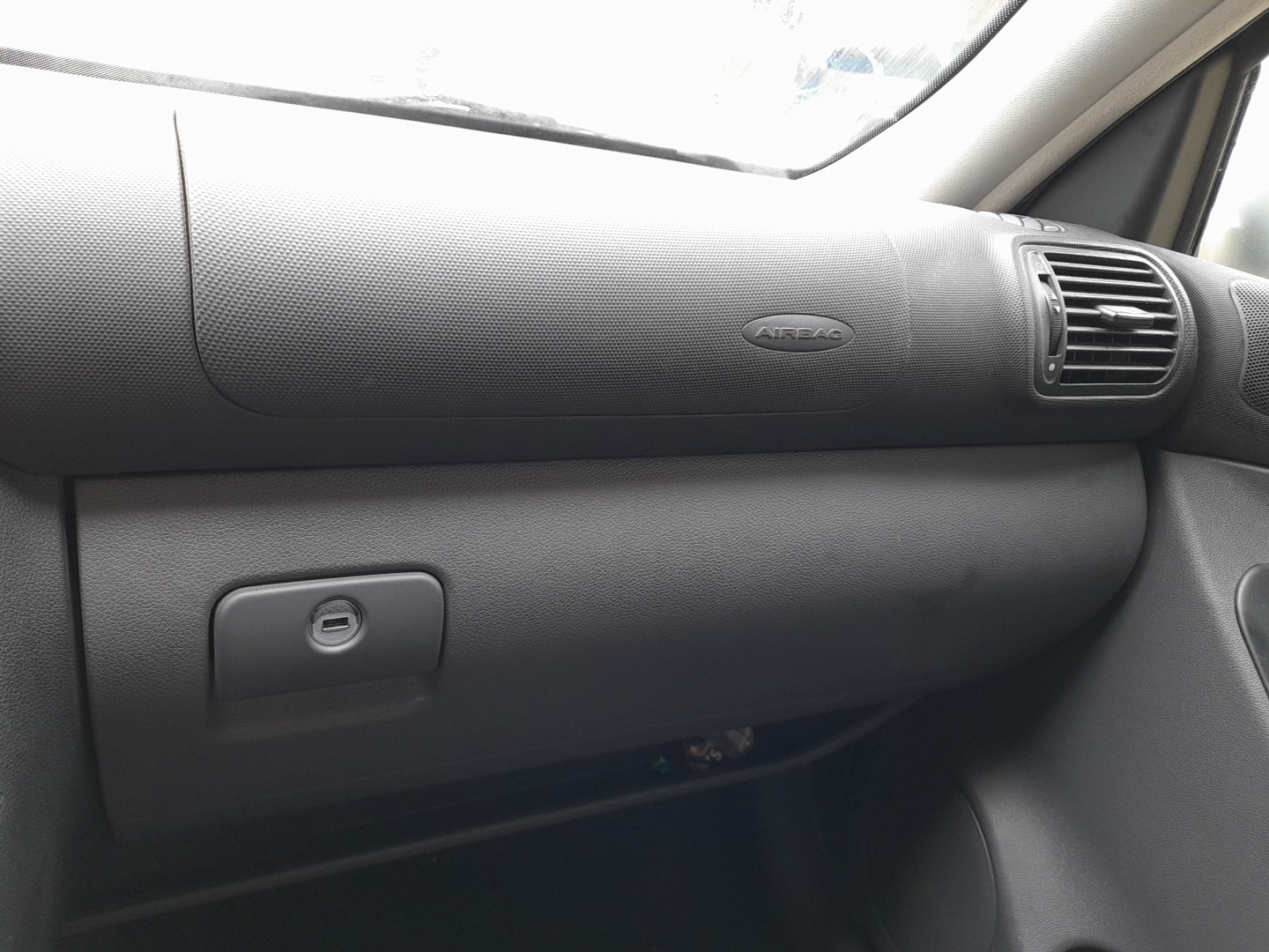 Guantera SEAT Leon (1M1) Imagem-0