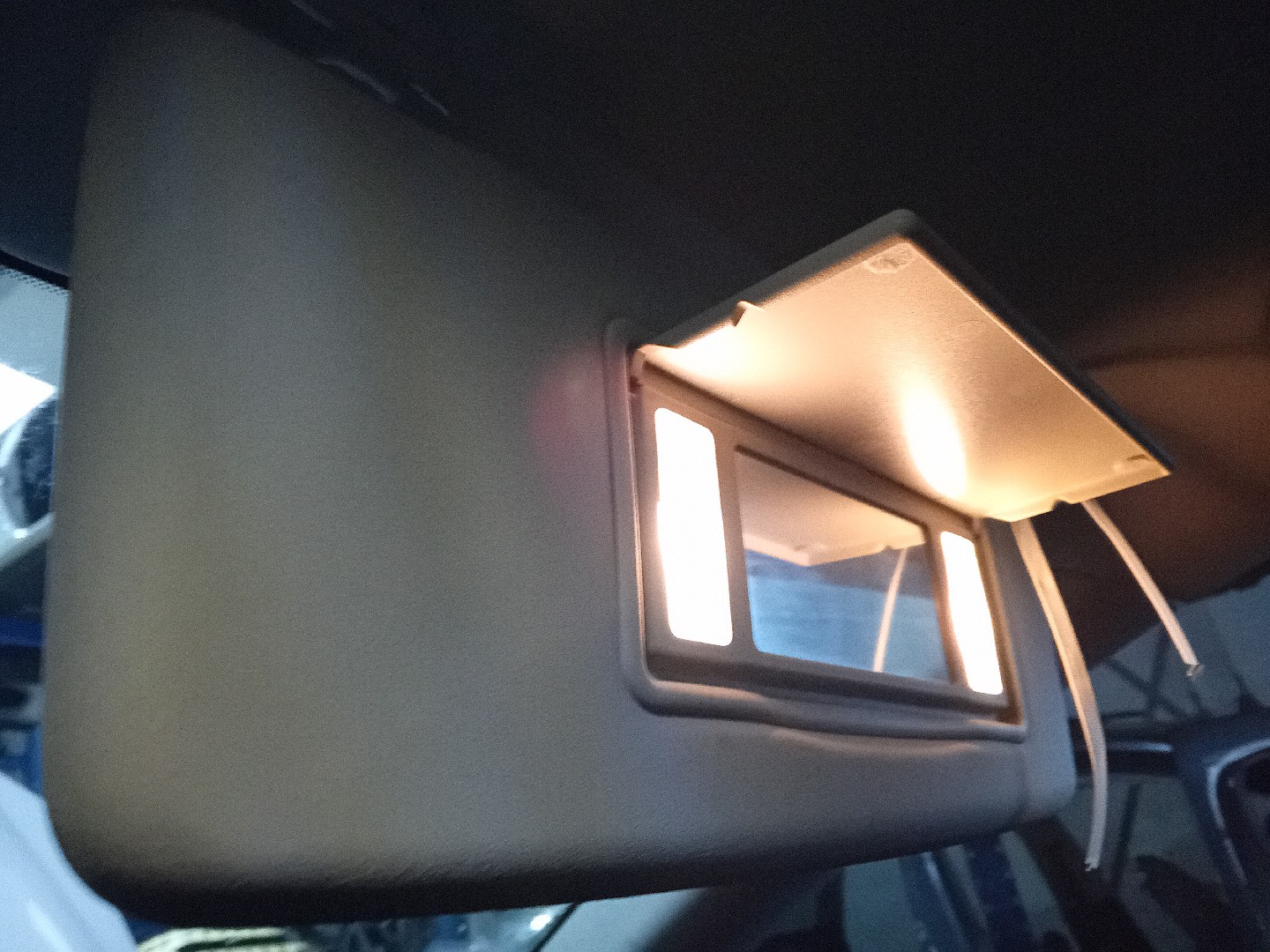 Parasol Derecho VOLVO V40 Hatchback Imagem-1