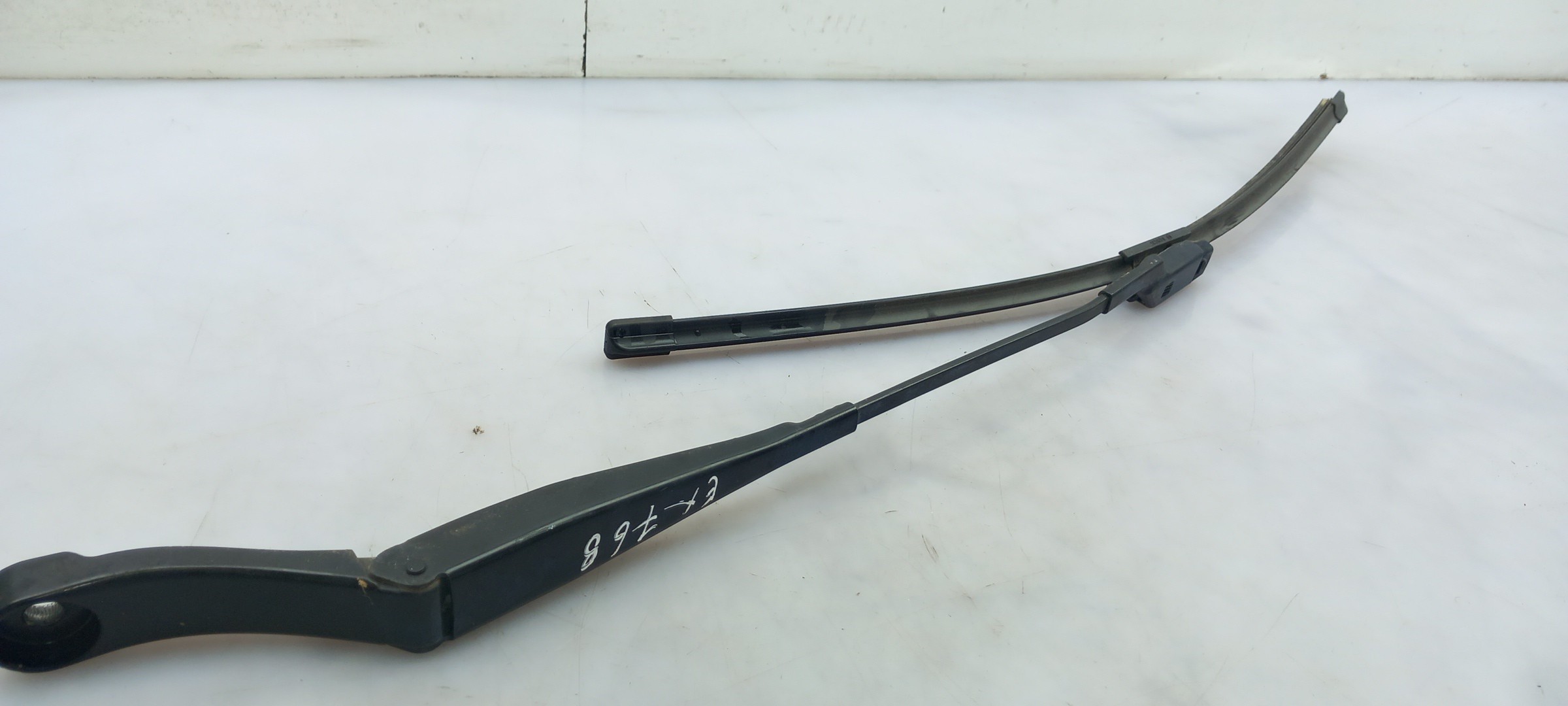 Windscreen wiper arm Right front
