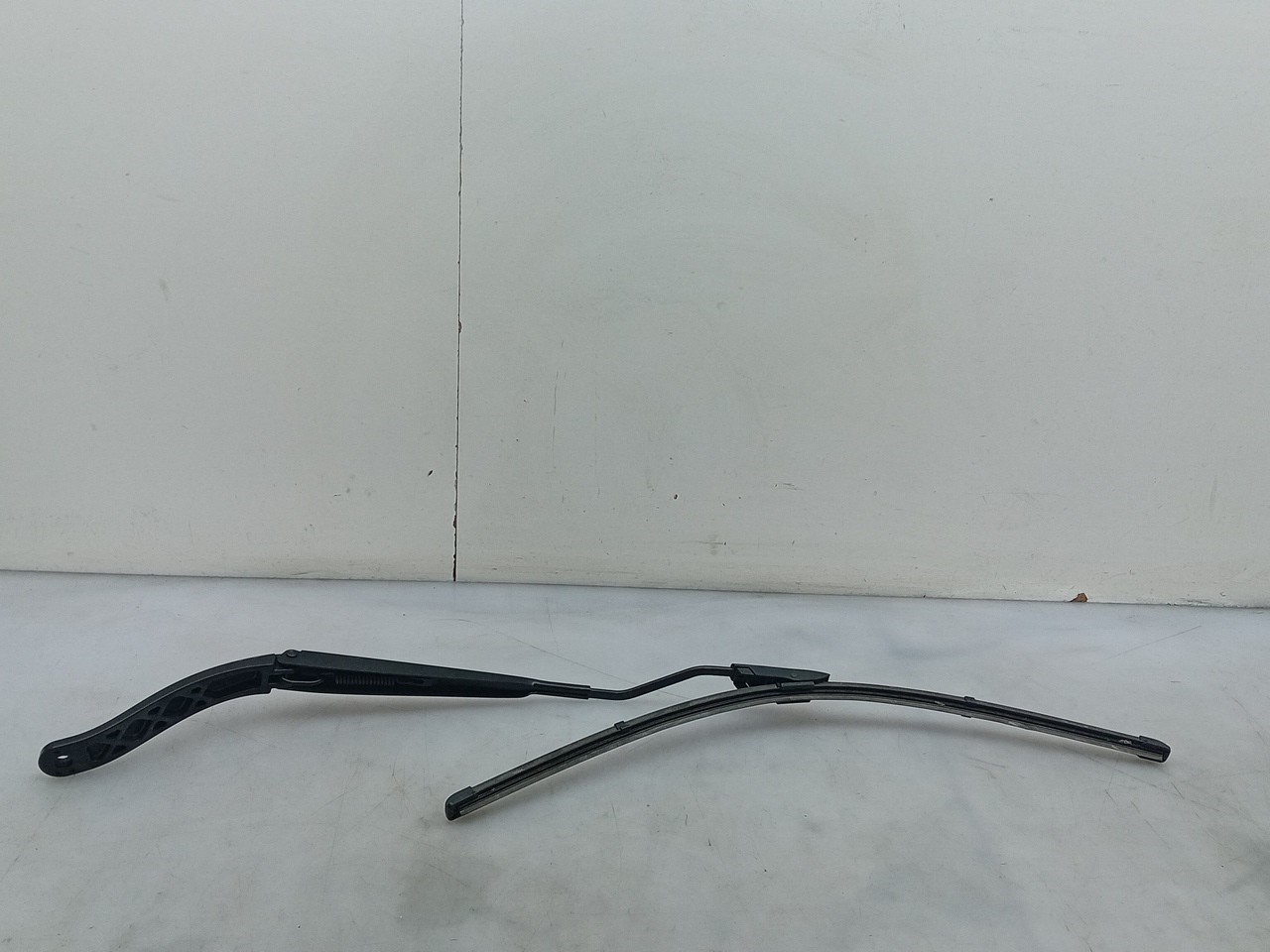 Windscreen wiper arm Left front RENAULT Megane IV Grandtour (K9A/M_) Imagem-1