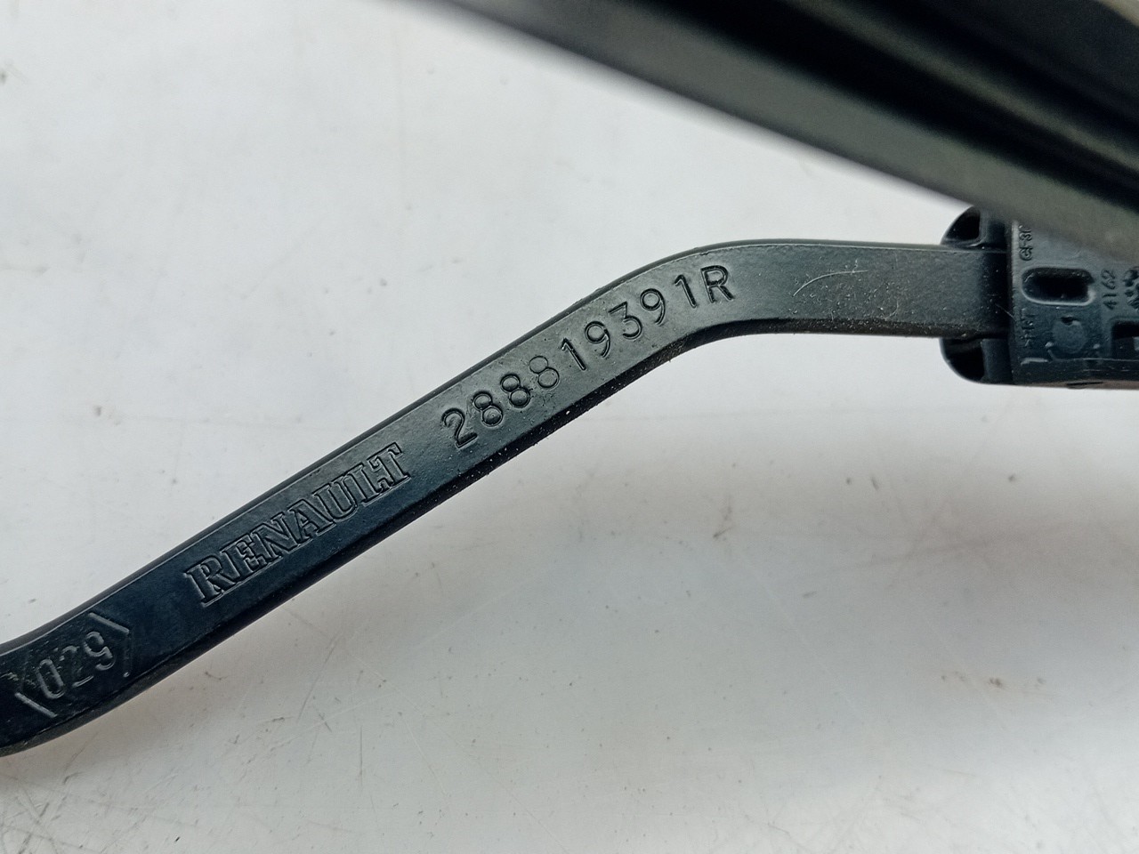 Windscreen wiper arm Left front RENAULT Megane IV Grandtour (K9A/M_) Imagem-2