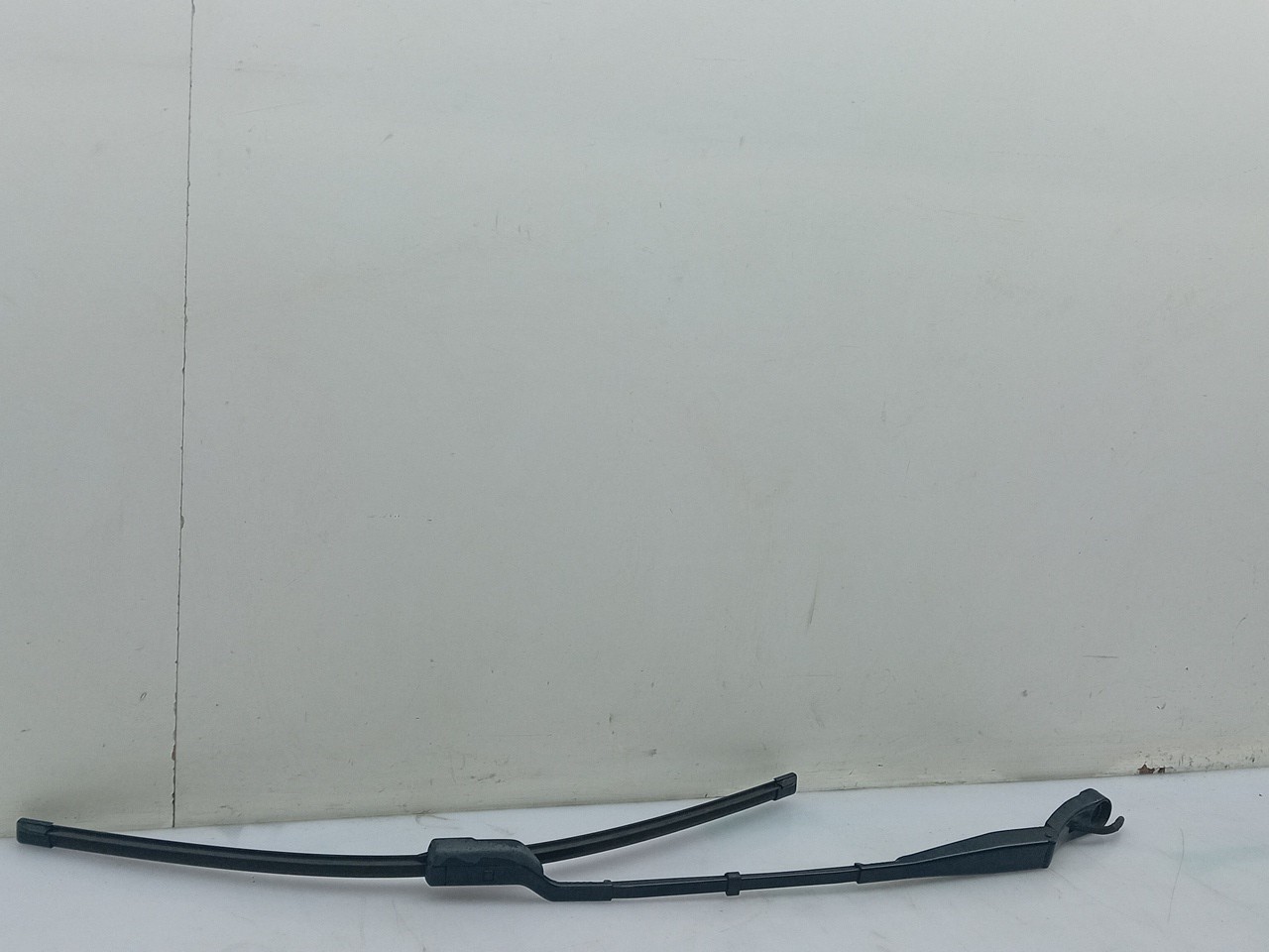 Windscreen wiper arm Left front