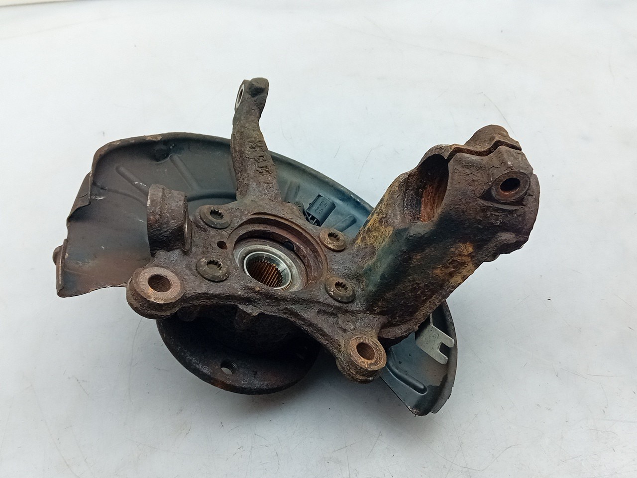 Left front steering knuckle VOLKSWAGEN Caddy III Kombi (2KB, 2KJ, 2CB, 2CJ) Imagem-1