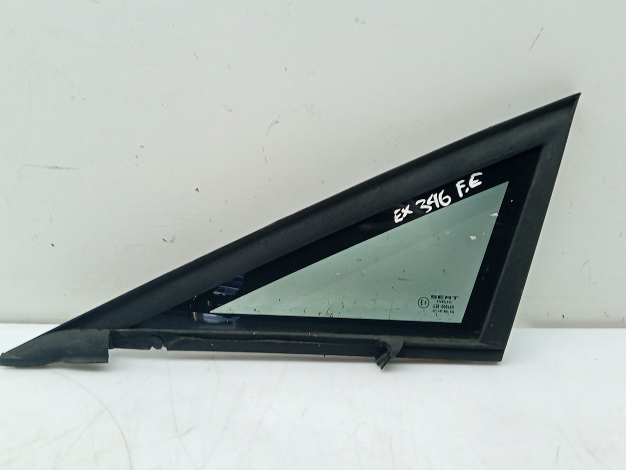 Vitre triangulaire avant gauche