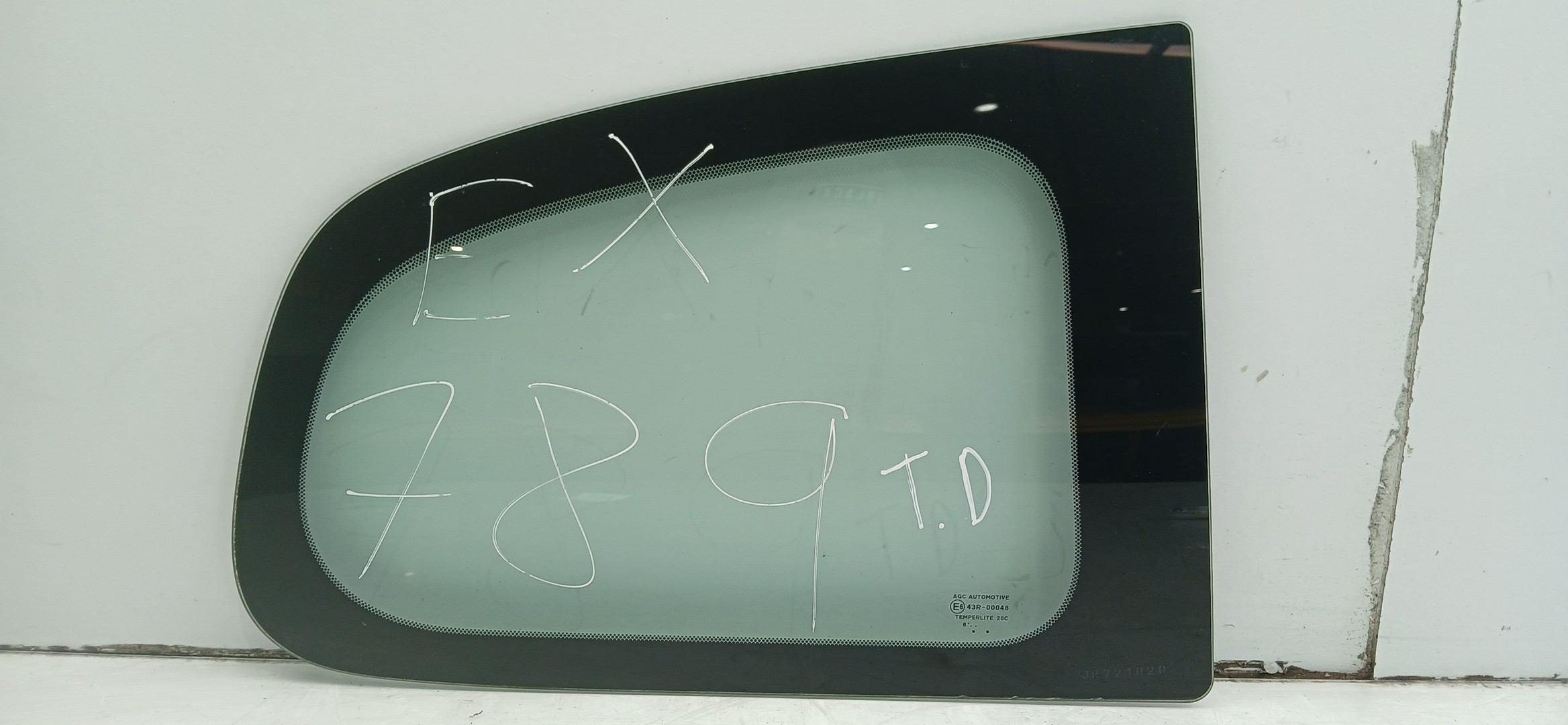 Right rear quarter glass