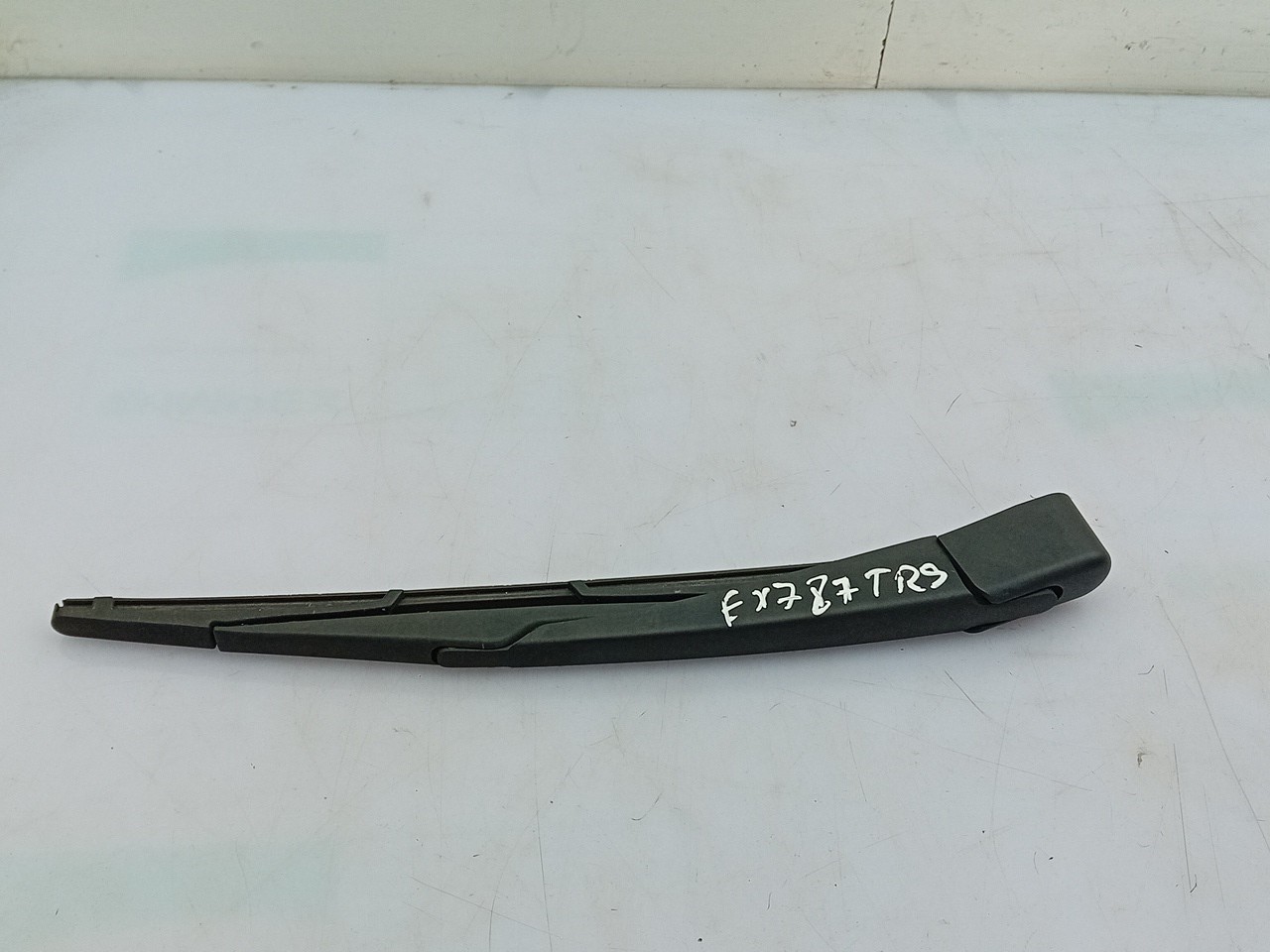 Rear wiper arm
