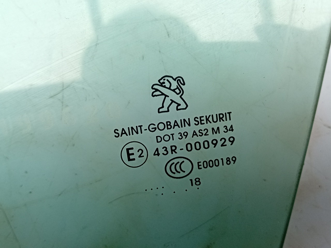 Vitre porte avant gauche PEUGEOT 308 SW II Imagem-1