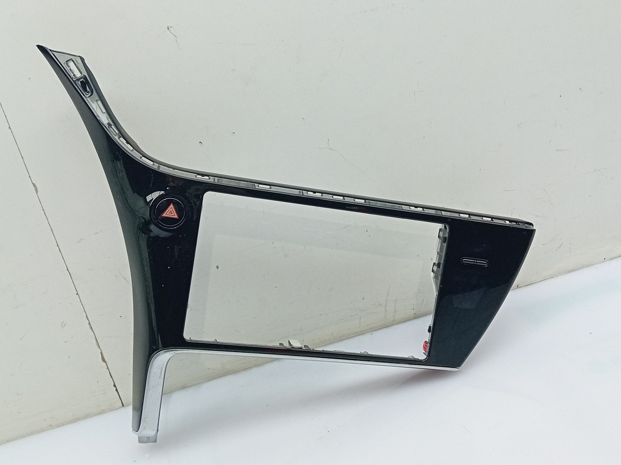 Moldura da consola central / rádio / aro TOYOTA Auris Hatchback (_E18_) Imagem-0