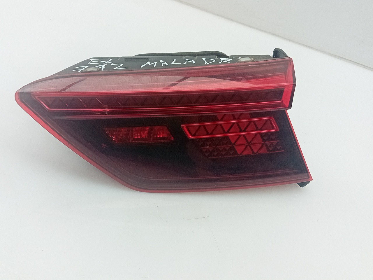 Piloto derecho del maletero VOLKSWAGEN Tiguan (AD1, AX1) Imagem-1