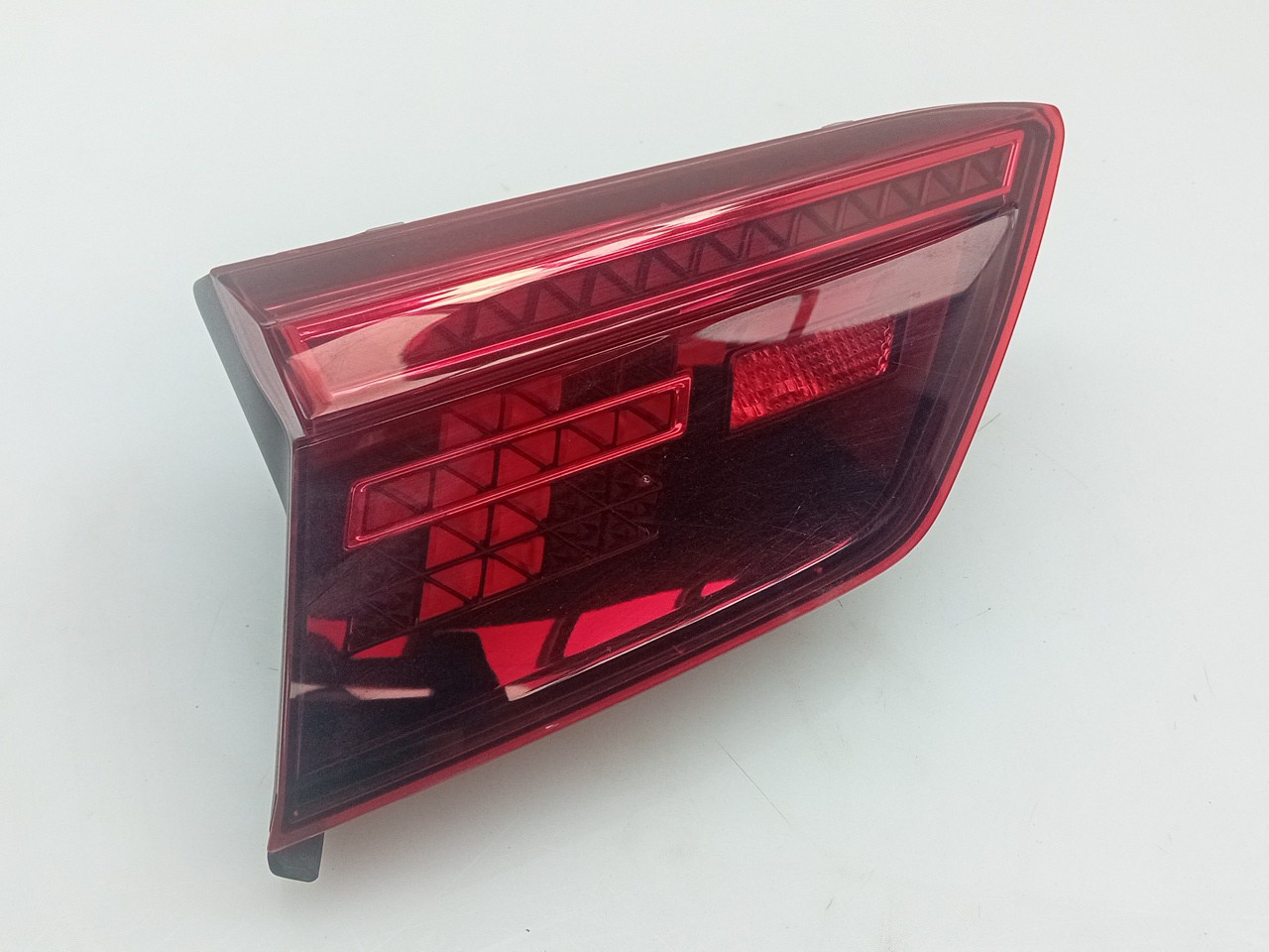 Left Tailgate light  VOLKSWAGEN Tiguan (AD1, AX1) Imagem-1