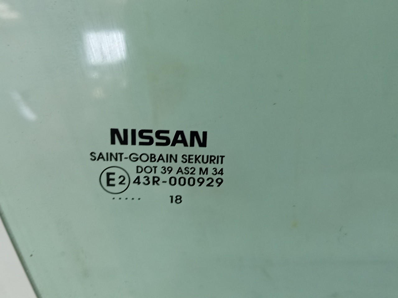 Right front door glass NISSAN Micra V (K14) Imagem-1