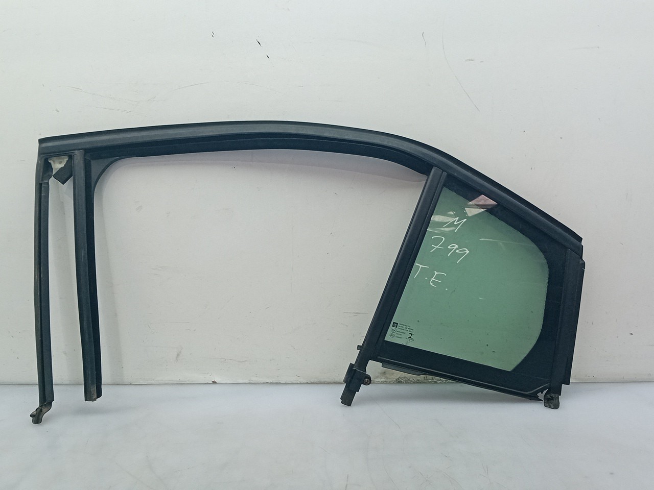 Vitre triangulaire arrière gauche