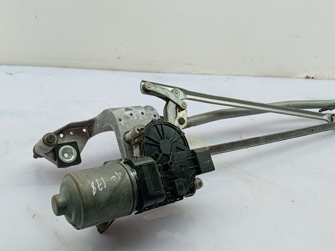 Essuie-glace moteur avant