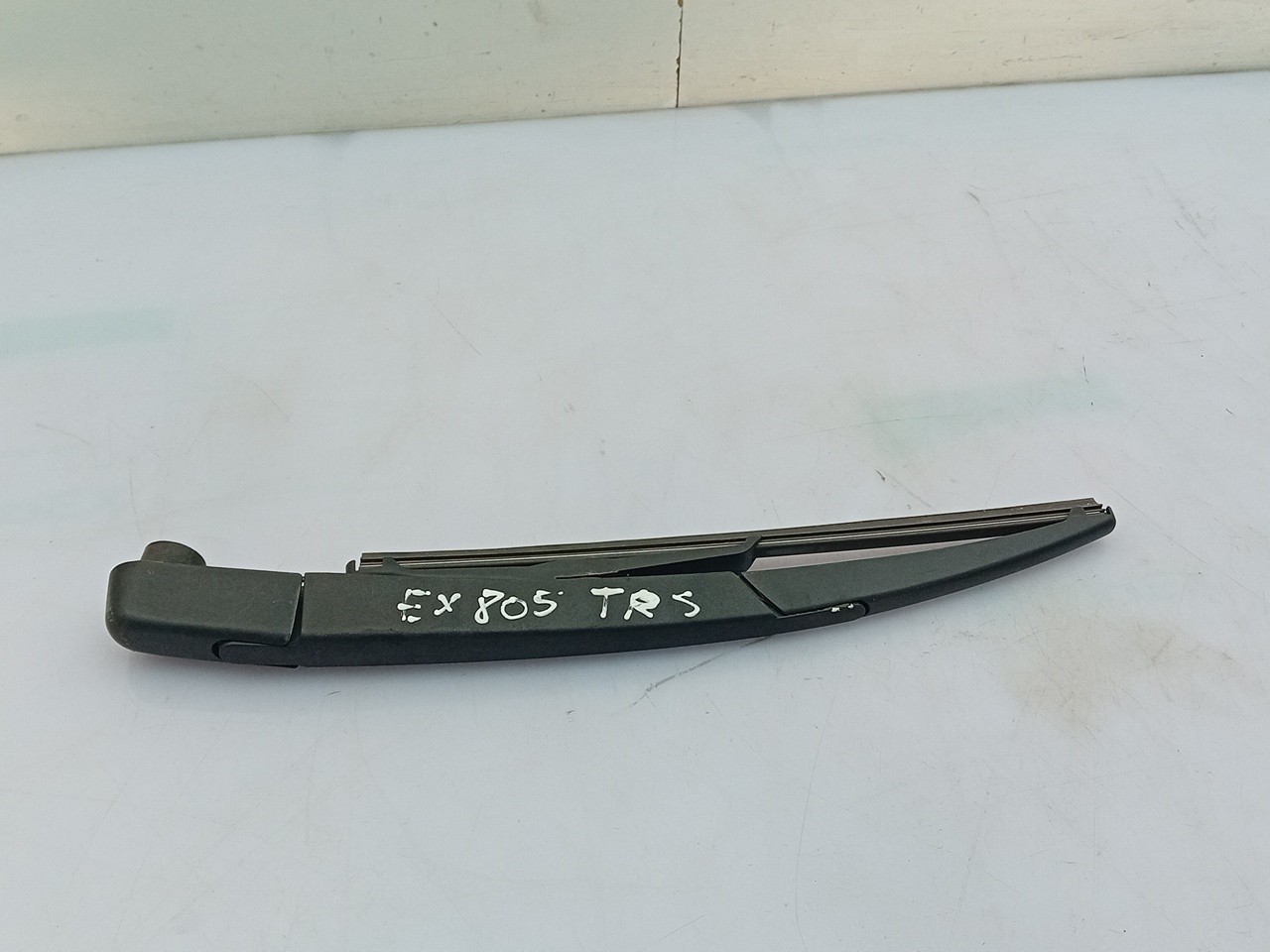 Rear wiper arm