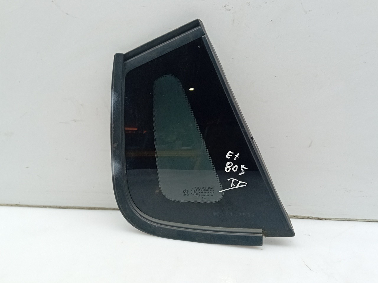 Right rear quarter glass