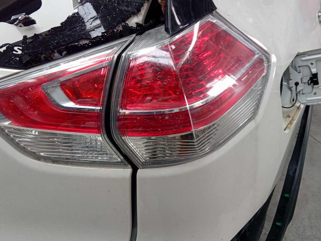 Right Tail light NISSAN X-Trail (T32) Imagem-1