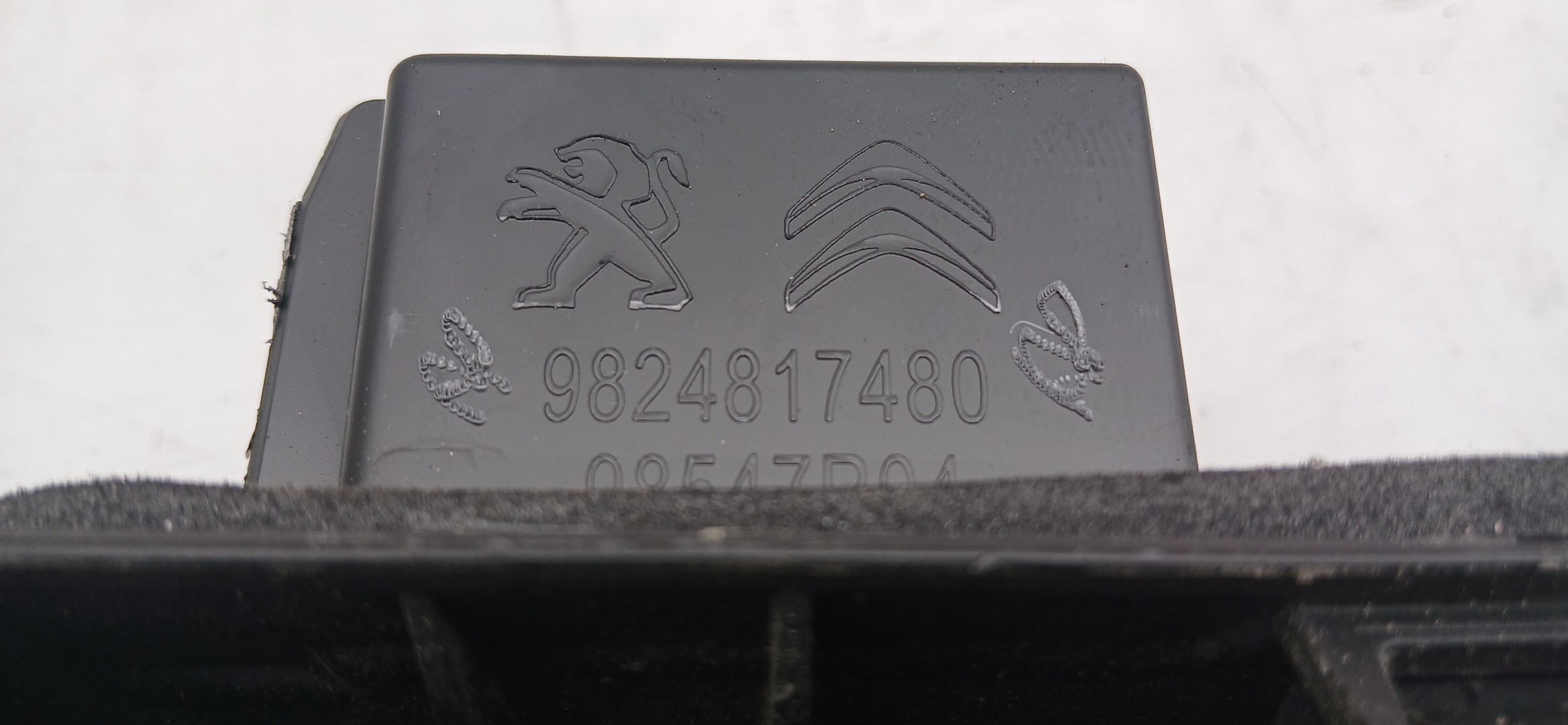 Spoiler / alerón portón trasero PEUGEOT 208 II Imagem-4