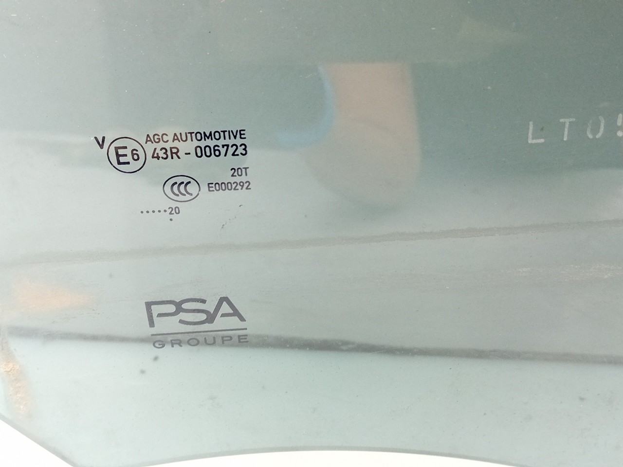 Vidro porta trás esquerdo PEUGEOT 208 II Imagem-1