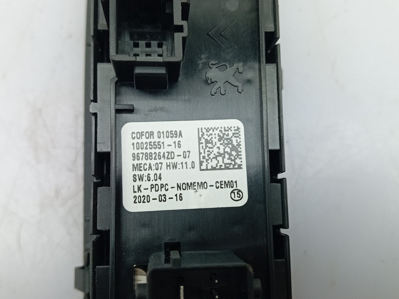 Mando / interruptor elevalunas delantero izquierdo PEUGEOT 208 II Imagem-3