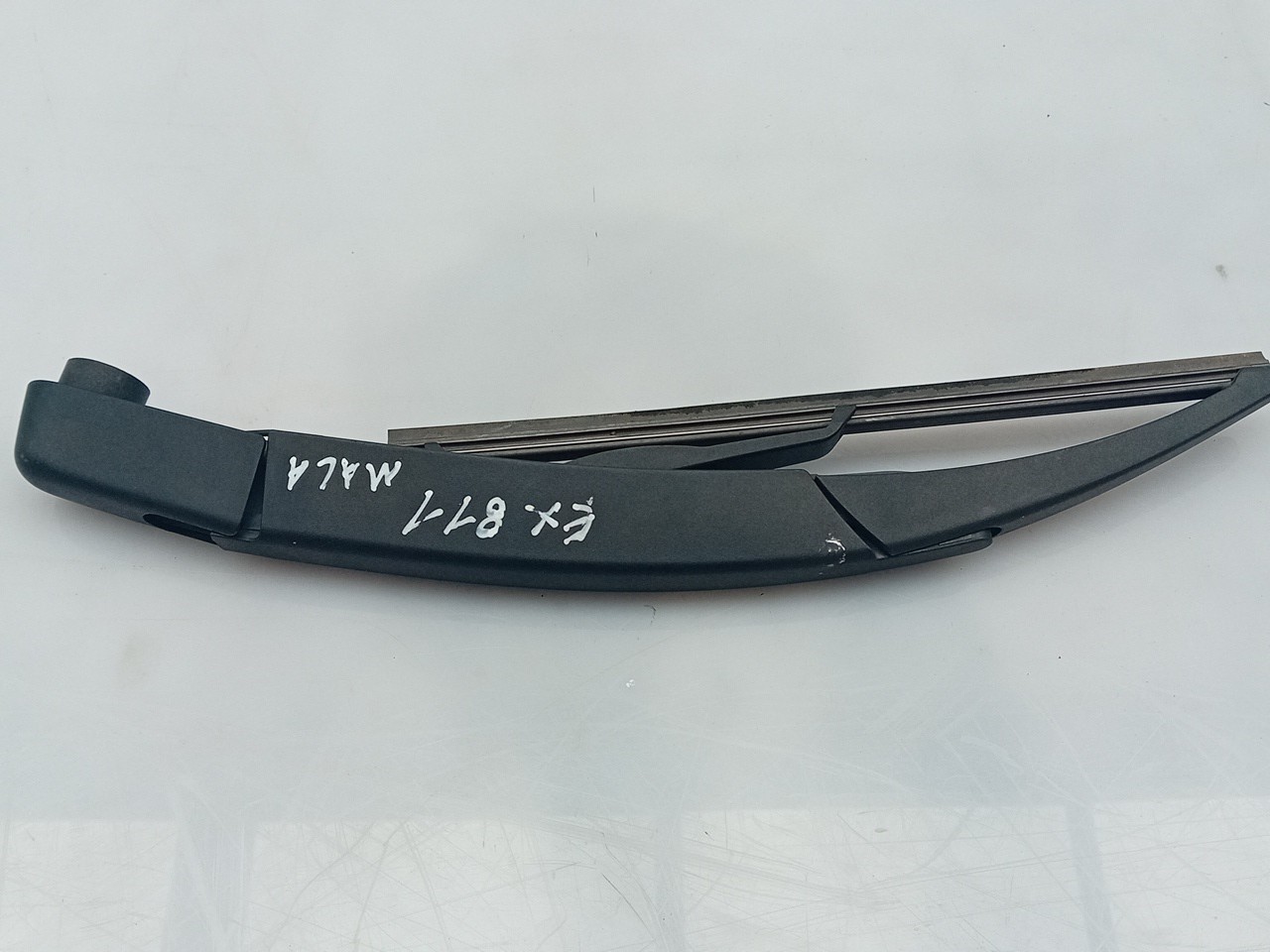 Rear wiper arm