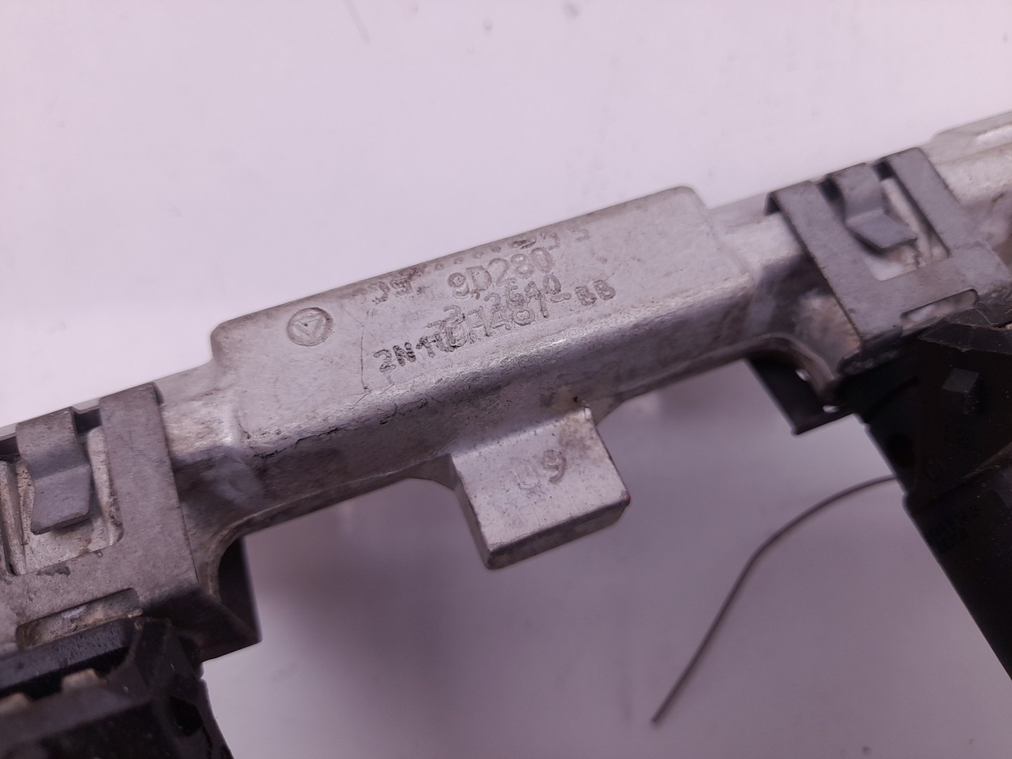 Fuel rail FORD Focus I (DAW, DBW) Imagem-2