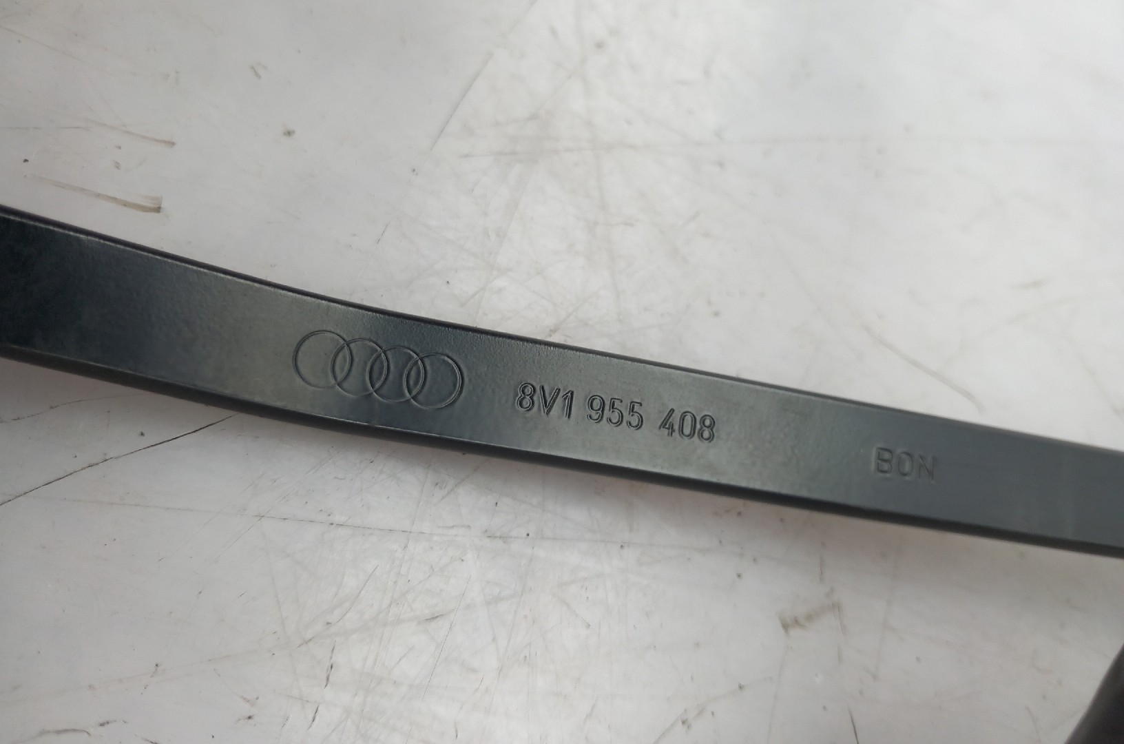 Windscreen wiper arm Right front AUDI A3 Sportback (8VA, 8VF) Imagem-2