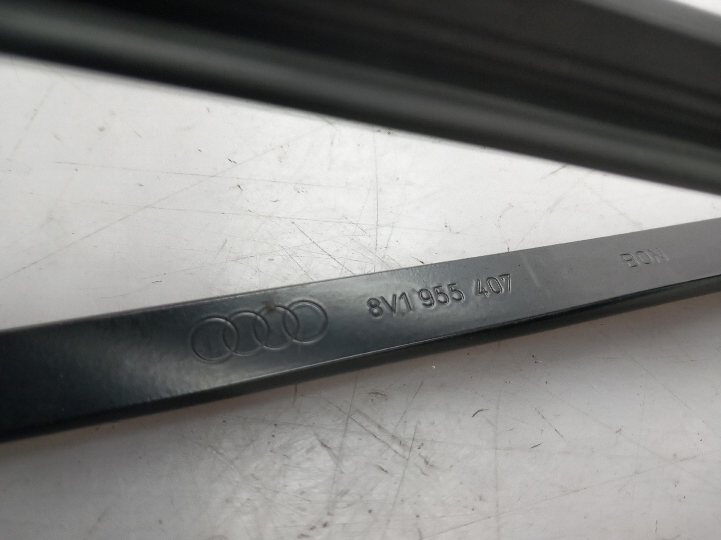 Windscreen wiper arm Left front AUDI A3 Sportback (8VA, 8VF) Imagem-2