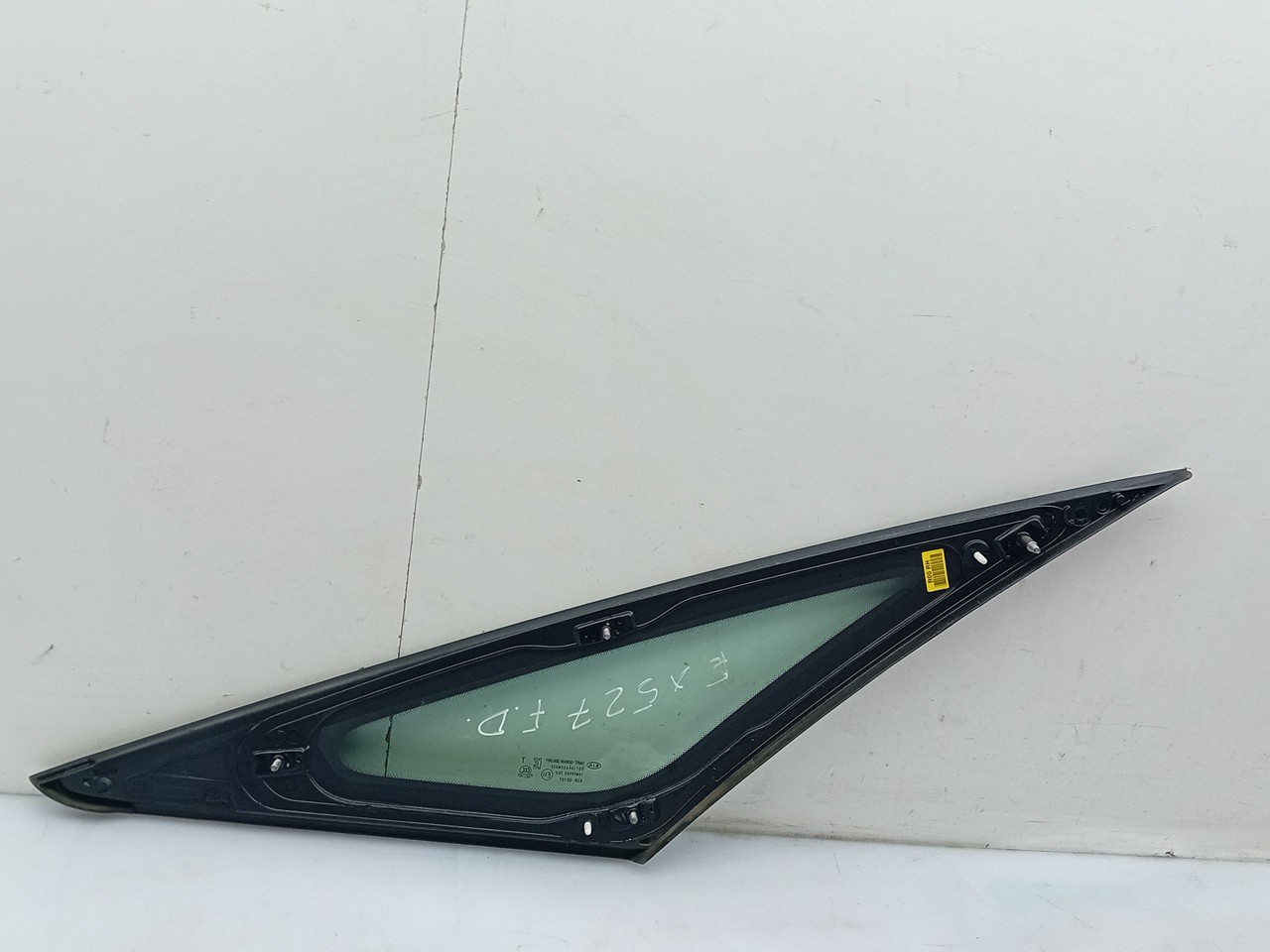 Right front triangle window KIA Carens IV Imagem-1