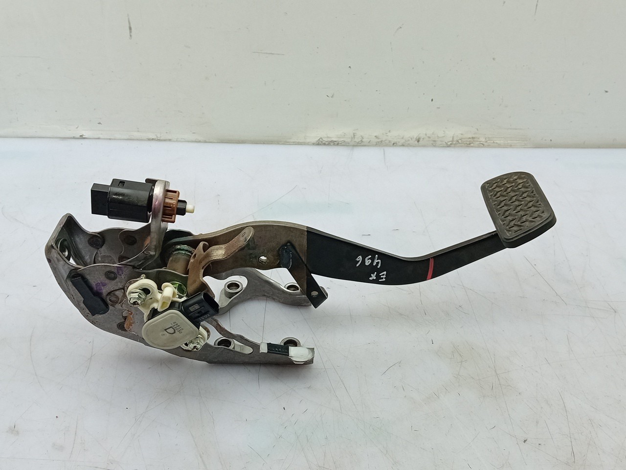 Pedal de freno TOYOTA Yaris (_P13_) Imagem-1