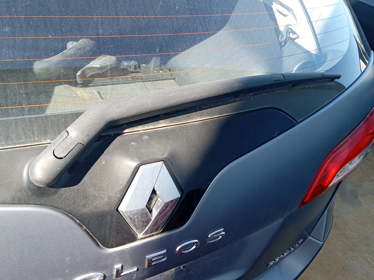Rear wiper arm