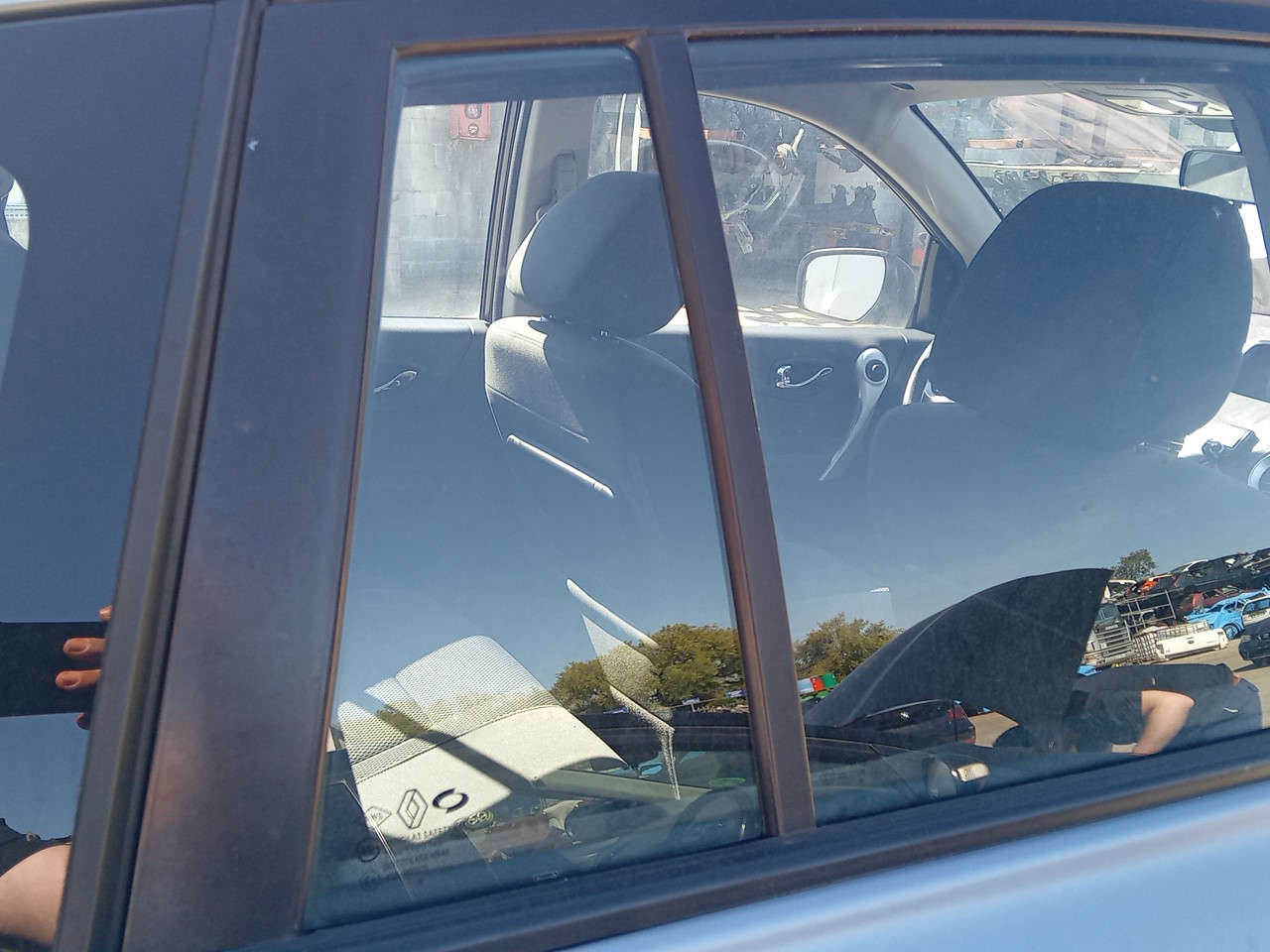 Right rear triangle window