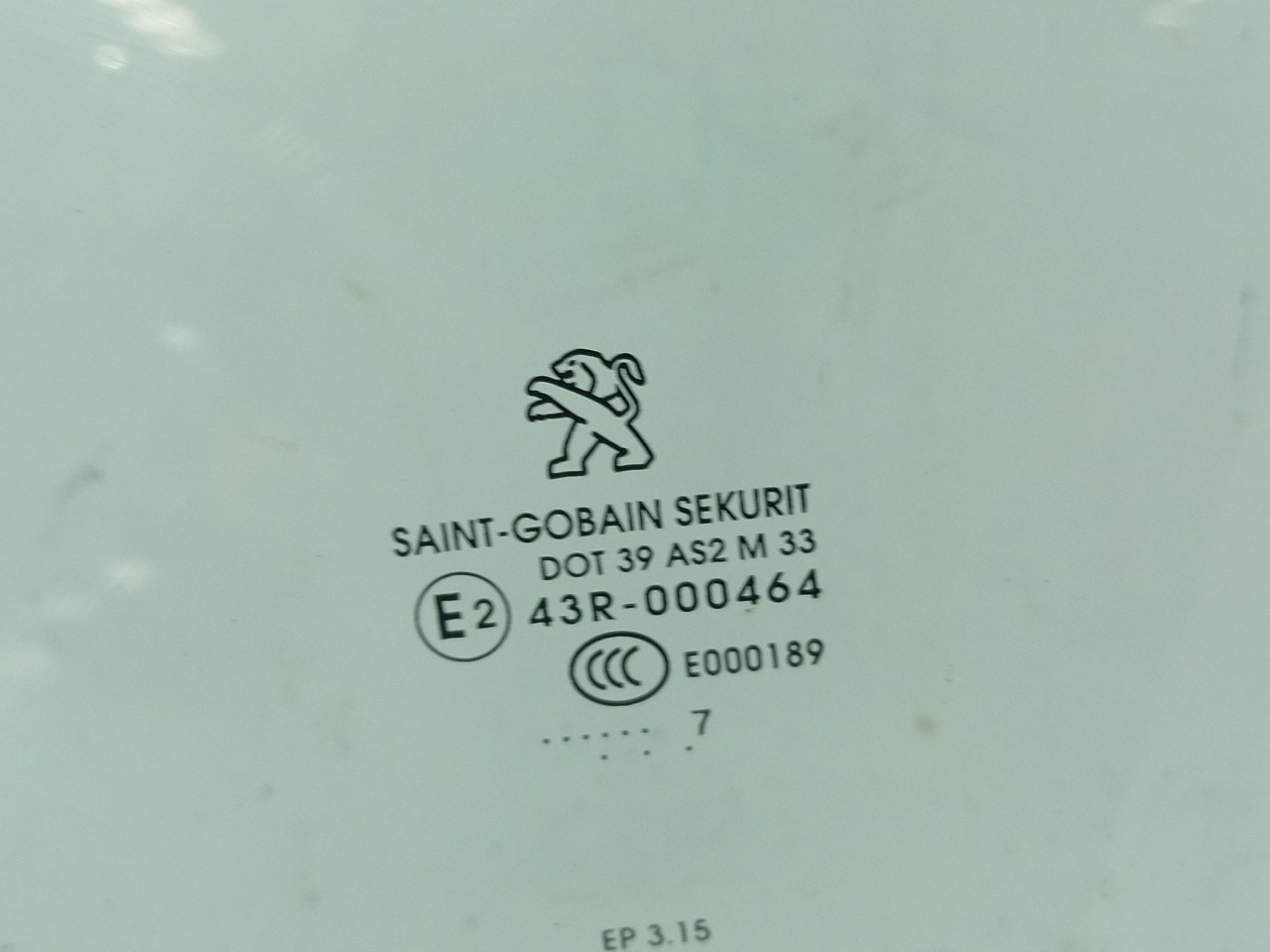 Vidro porta frente esquerda PEUGEOT 208 Imagem-1