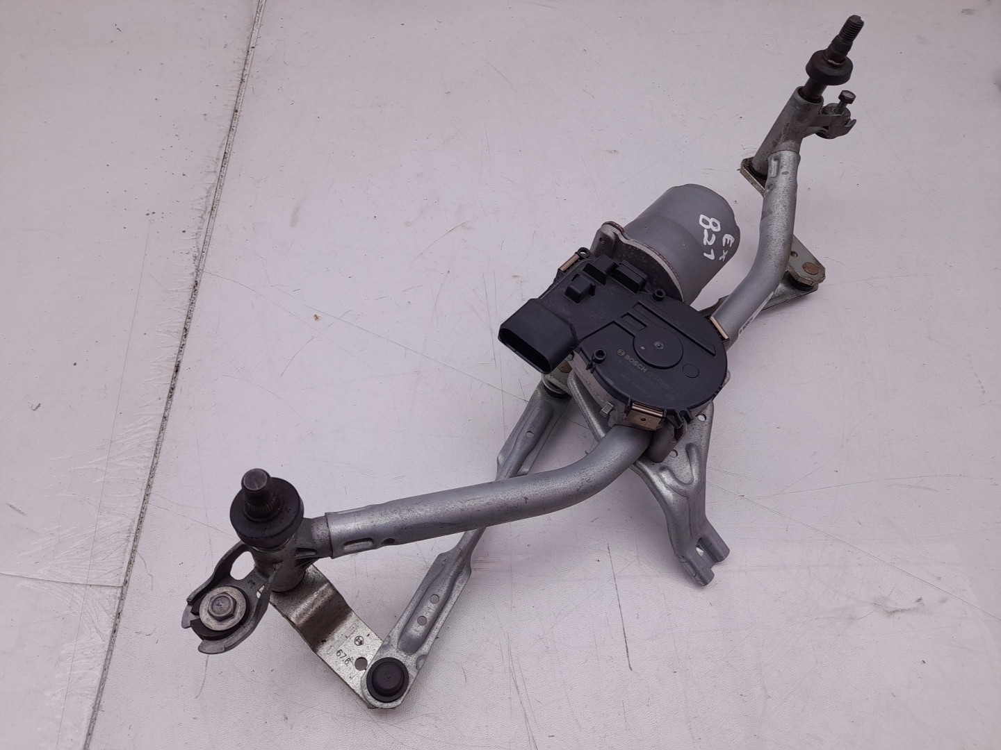 Essuie-glace moteur avant