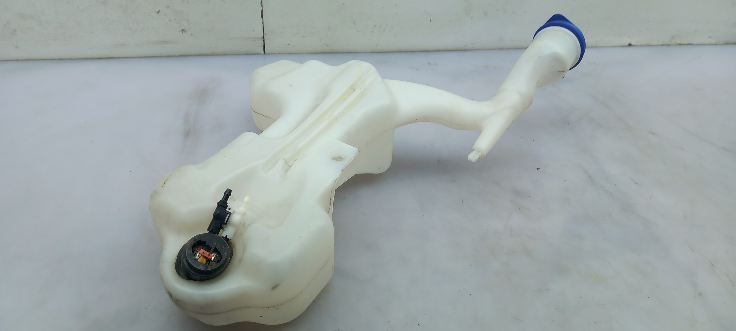 Windshield washer tank FORD Fiesta VII (HJ, HF) Imagem-1