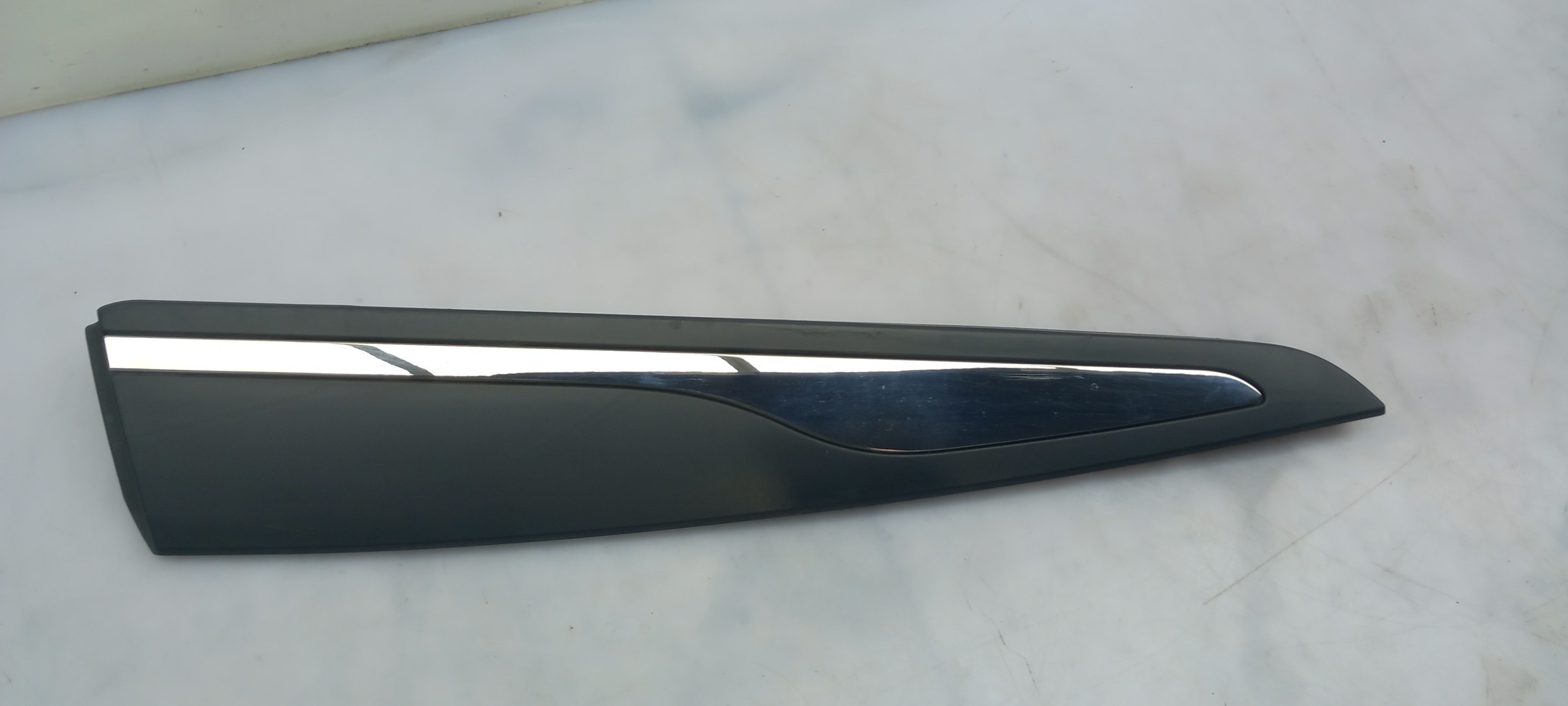 Right front door trim