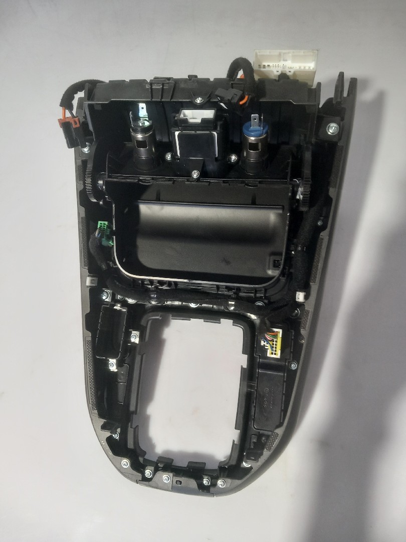 Panneau revêtement console centrale / radio KIA Carens IV Imagem-1