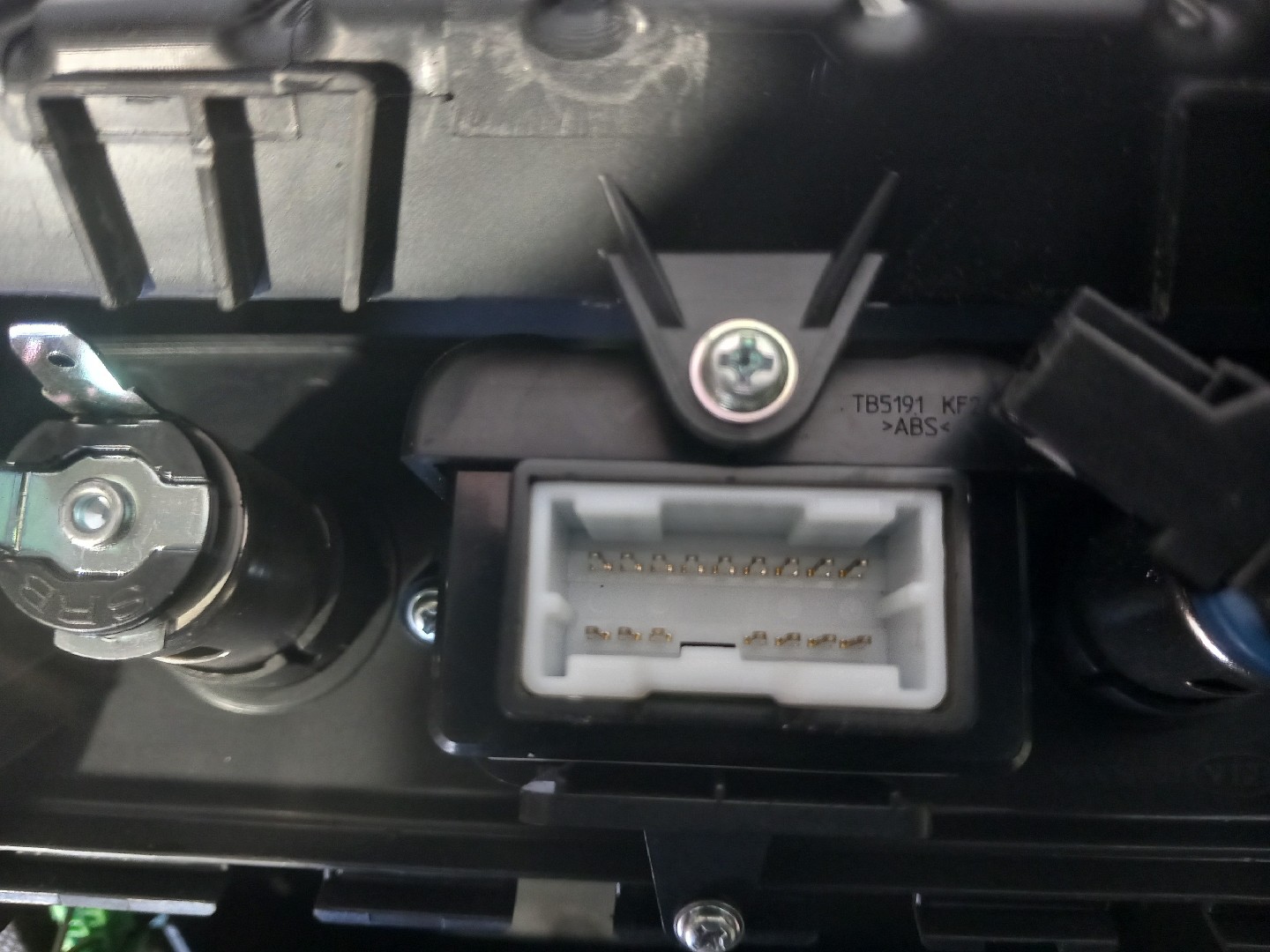 Panneau revêtement console centrale / radio KIA Carens IV Imagem-4