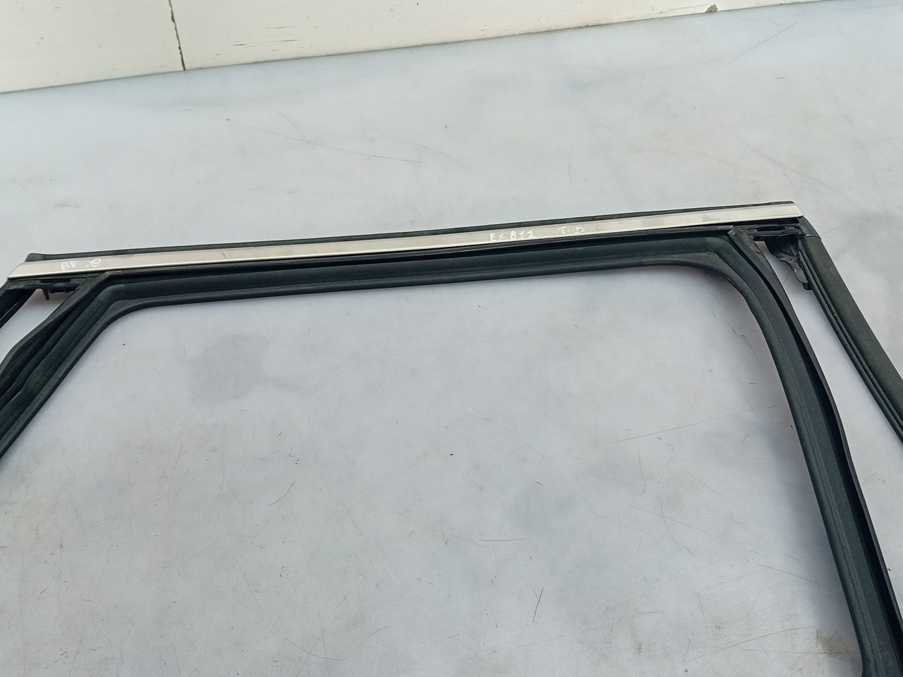 Moulure de porte avant Droite PEUGEOT 308 SW II Imagem-1