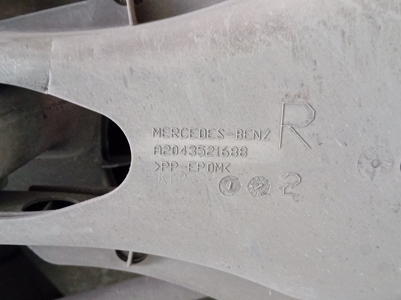 Brazo suspensión trasero derecho MERCEDES-BENZ Classe C (W204) Imagem-1