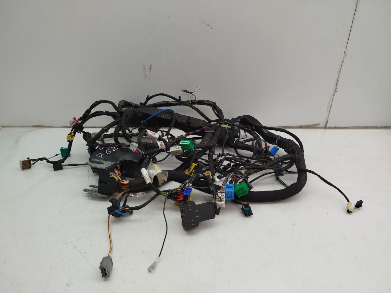 Engine electrical installation / engine wiring