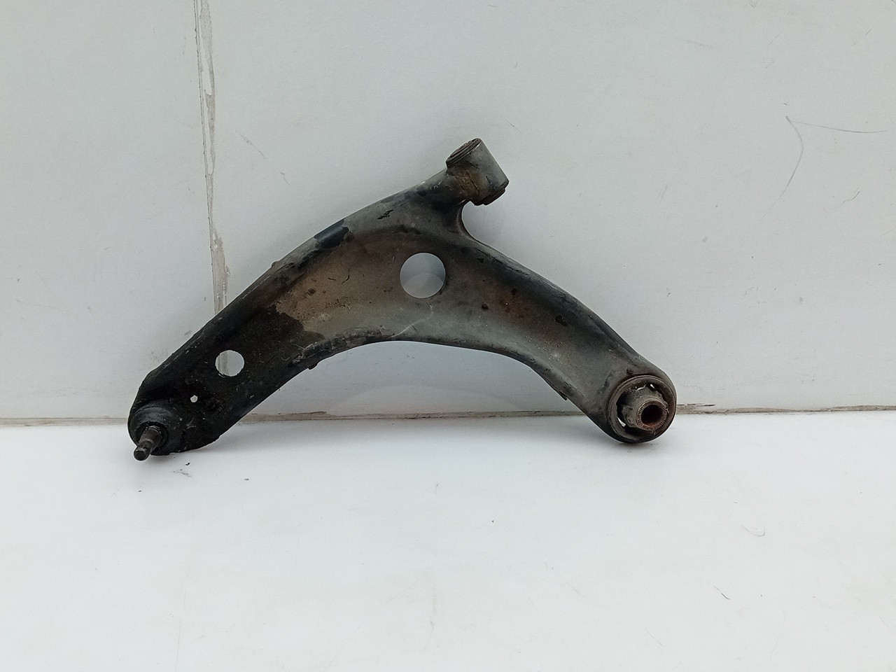 Left front suspension arm TOYOTA Yaris (_P9_) Imagem-1