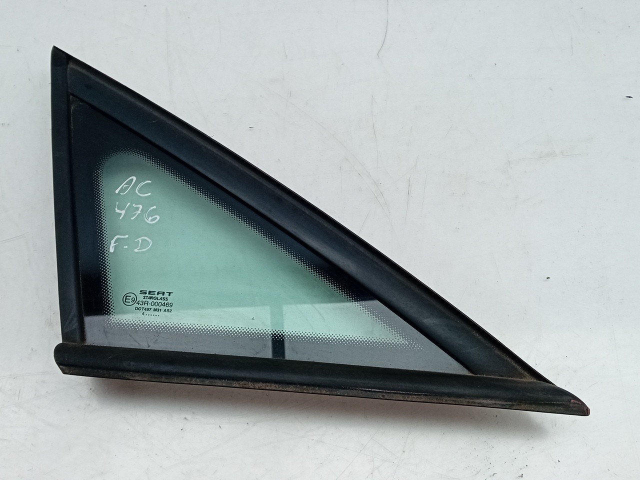Vitre triangulaire avant Droite