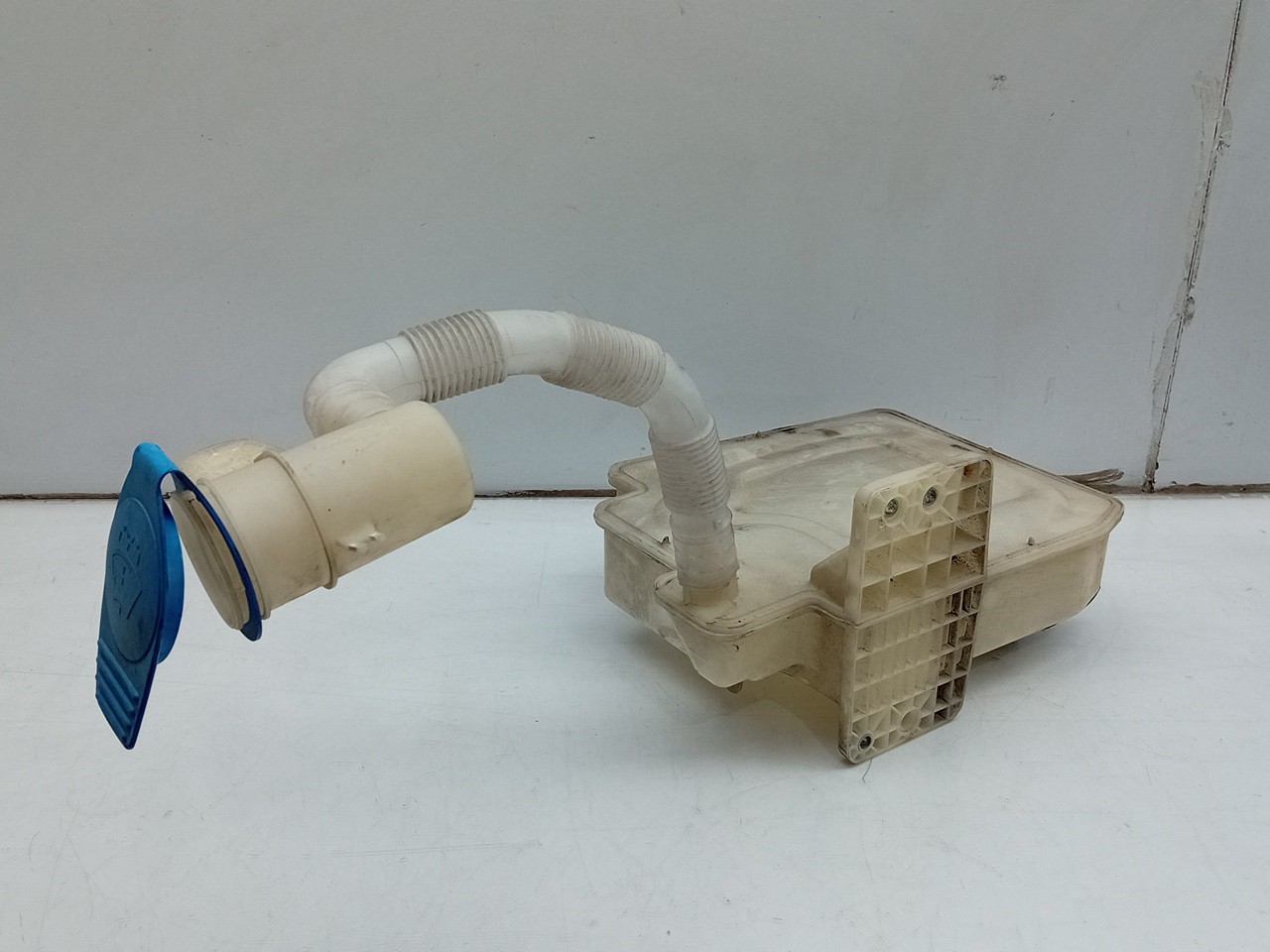 Windshield washer tank