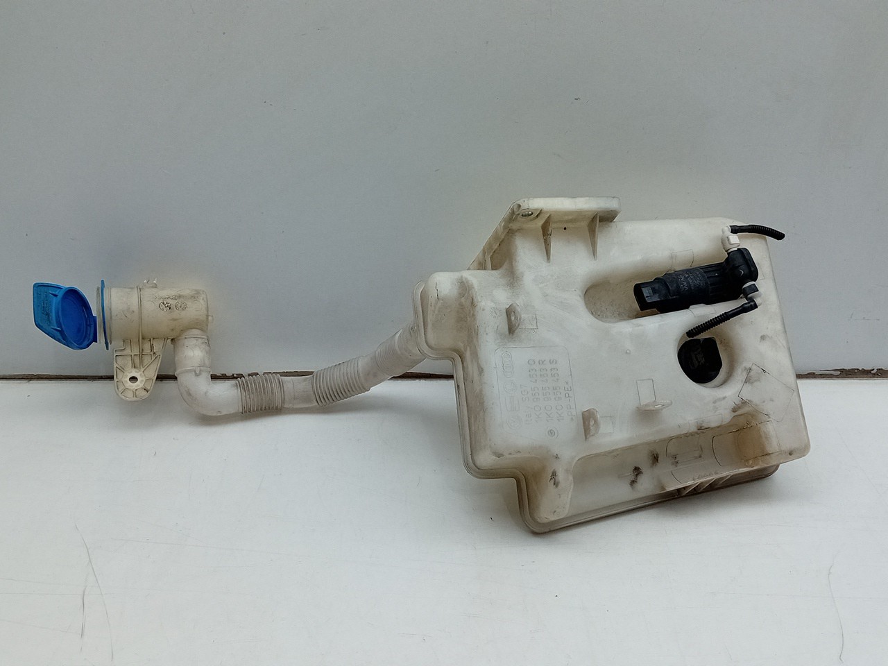 Windshield washer tank AUDI A3 (8P1) Imagem-1