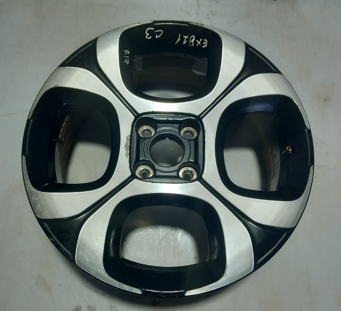 Left front Rim CITROËN C3 Aircross II (2R_, 2C_) Imagem-1