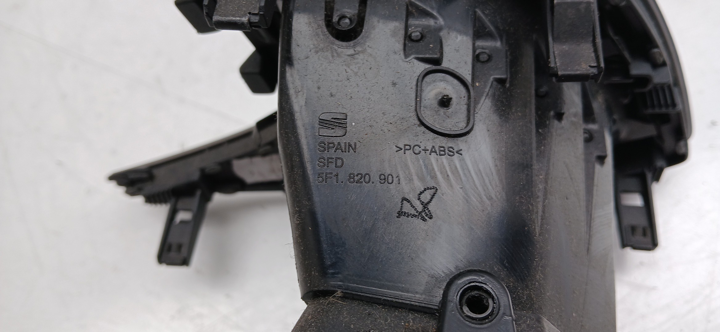 Difusor / salida de aire SEAT Leon ST (5F8) Imagem-2