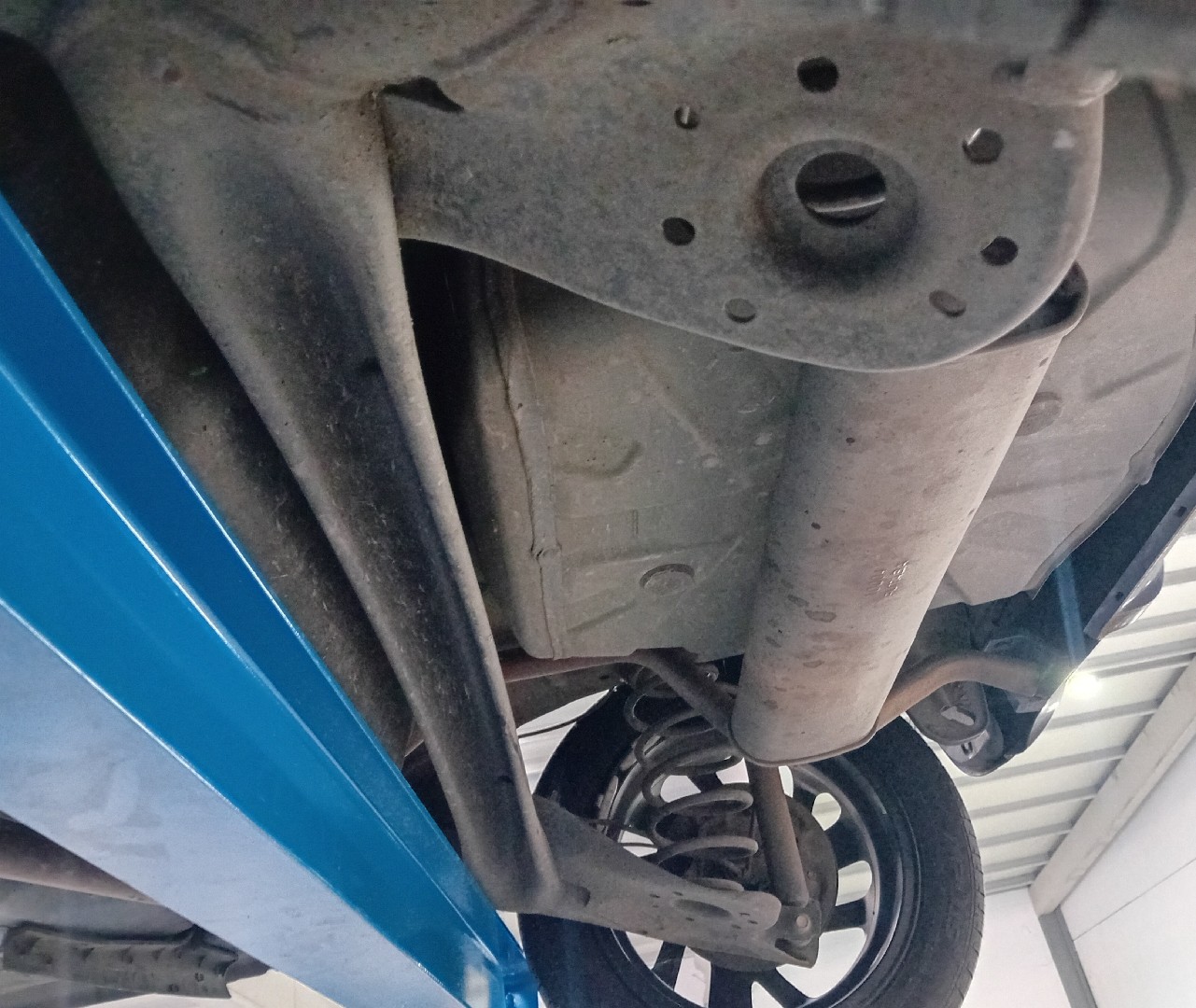 Rear axle with drum brakes PEUGEOT 108 Imagem-1
